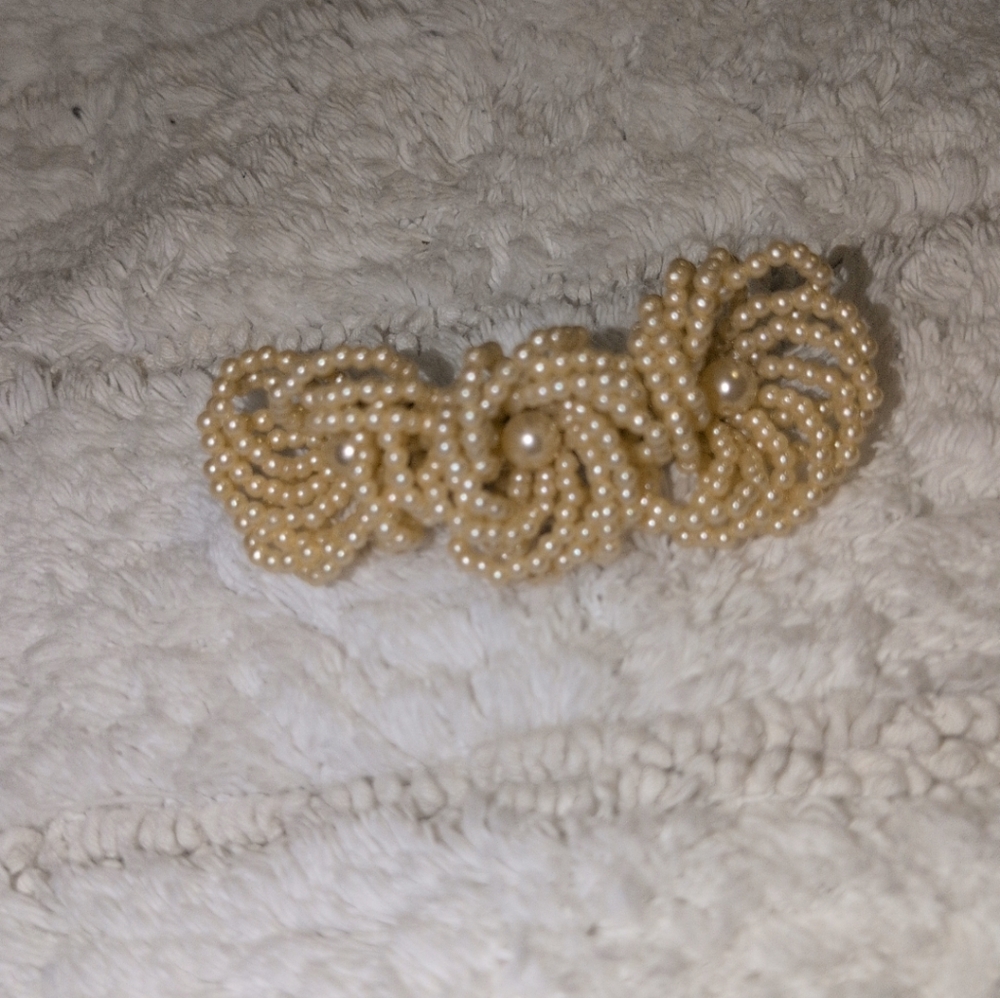 Elegant Cream Beaded Hair Clip